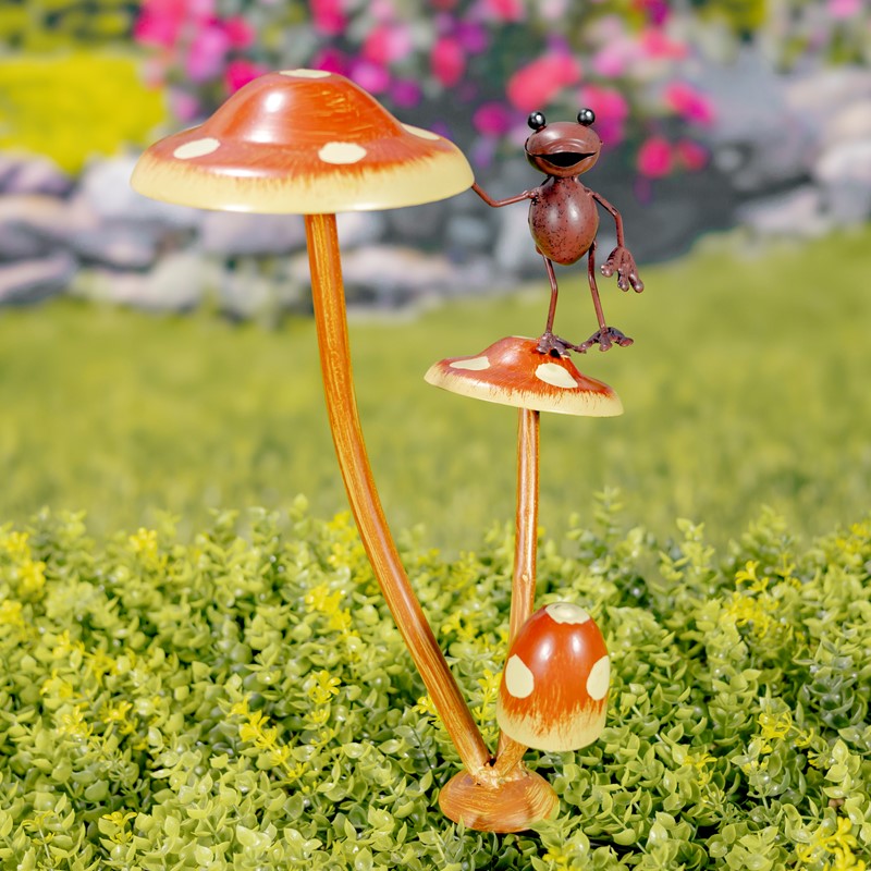 FRIENDLY FROGS ON MUSHROOM STAKES