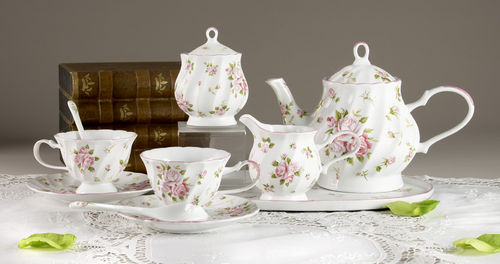 Delton Porcelain 15-Peice Tea Set in White Basket, Dainty Sue